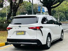 2023 Toyota Sienna 2.5L Hybrid Luxury, белый — фото 4