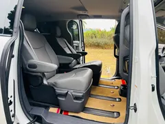 2023 Toyota Sienna 2.5L Hybrid Luxury, белый — фото 11