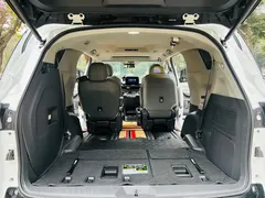 2023 Toyota Sienna 2.5L Hybrid Luxury, белый — фото 20
