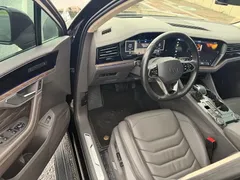 2021 Volkswagen Touareg 3.0TSI, чёрный — фото 4