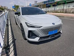 2022 Changan UNI-V 1.5T — фото 3
