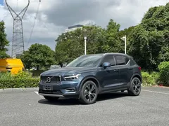 2021 Volvo XC40 T4 4WD Luxury, синий — фото 1