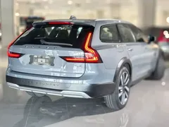 2022 Volvo V90 Cross Country B5 AWD — фото 4