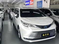2021 Toyota Sienna 2.5L Hybrid Ultimate, белый — фото 3