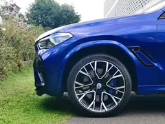 2022 BMW X6 M, синий — фото 11