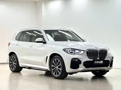 2021 BMW X5 xDrive40i M, белый — фото 3