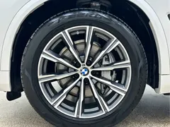 2021 BMW X5 xDrive40i M, белый — фото 38