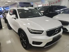 2021 Volvo XC40 T4 4WD Luxury, белый — фото 4