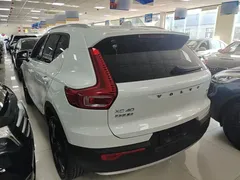 2021 Volvo XC40 T4 4WD Luxury, белый — фото 5