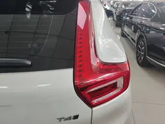 2021 Volvo XC40 T4 4WD Luxury, белый — фото 8