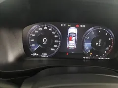 2021 Volvo XC40 T4 4WD Luxury, белый — фото 12
