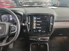 2021 Volvo XC40 T4 4WD Luxury, белый — фото 13