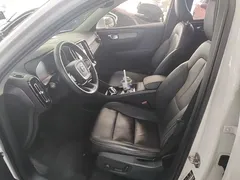 2021 Volvo XC40 T4 4WD Luxury, белый — фото 15