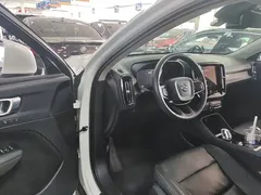 2021 Volvo XC40 T4 4WD Luxury, белый — фото 16