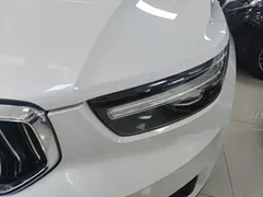 2021 Volvo XC40 T4 4WD Luxury, белый — фото 24
