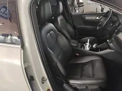 2021 Volvo XC40 T4 4WD Luxury, белый — фото 25