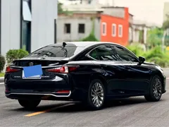 2022 Lexus ES 300h Premium, чёрный — фото 11