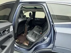 2023 Volvo XC60 T8 PHEV Long Range 4WD Luxury, синий — фото 12