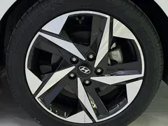 2022 Hyundai Elantra 1.5L CVT LUX Premium, белый — фото 22