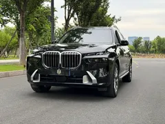 2023 BMW X7 xDrive40i, чёрный — фото 1