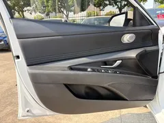 2022 Hyundai Elantra 1.5L CVT LUX Premium, белый — фото 16