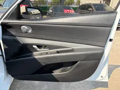 2022 Hyundai Elantra 1.5L CVT LUX Premium, белый — фото 19
