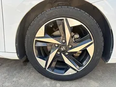 2022 Hyundai Elantra 1.5L CVT LUX Premium, белый — фото 20