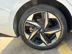 2022 Hyundai Elantra 1.5L CVT LUX Premium, белый — фото 21