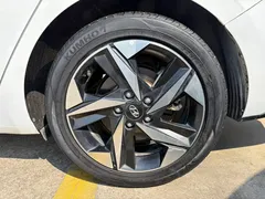 2022 Hyundai Elantra 1.5L CVT LUX Premium, белый — фото 22