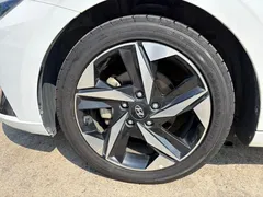 2022 Hyundai Elantra 1.5L CVT LUX Premium, белый — фото 23