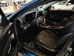 2021 Hyundai Elantra 1.5L CVT LUX Premium, синий — фото 12