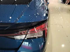 2021 Hyundai Elantra 1.5L CVT LUX Premium, синий — фото 24