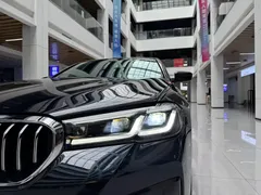 2022 BMW 5 Series 5 525Li M, чёрный — фото 20