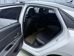 2022 Hyundai Elantra 1.5L CVT LUX Premium, белый — фото 8
