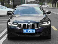 2021 BMW 5 Series 5 530Li, чёрный — фото 1