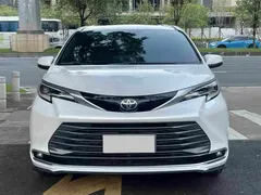 2021 Toyota Sienna 2.5L Hybrid Premium, белый — фото 2