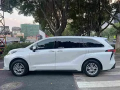 2021 Toyota Sienna 2.5L Hybrid Premium, белый — фото 4