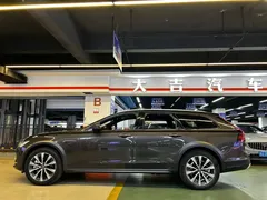 2022 Volvo V90 Cross Country B5 AWD — фото 4