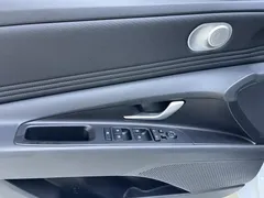 2022 Hyundai Elantra 1.5L CVT LUX Premium, белый — фото 13