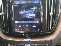 2023 Volvo XC60 4WD Luxury, белый — фото 9