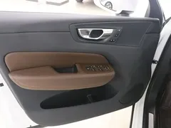 2023 Volvo XC60 4WD Luxury, белый — фото 11