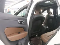 2023 Volvo XC60 4WD Luxury, белый — фото 13