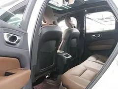 2023 Volvo XC60 4WD Luxury, белый — фото 14