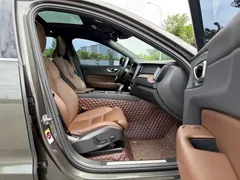 2021 Volvo XC60 4WD Luxury, чёрный — фото 15