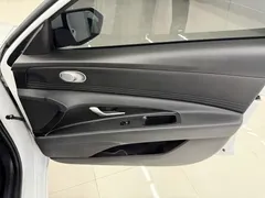 2022 Hyundai Elantra 1.5L CVT LUX Premium, белый — фото 7