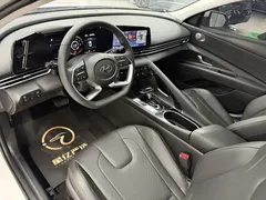 2022 Hyundai Elantra 1.5L CVT LUX Premium, белый — фото 9
