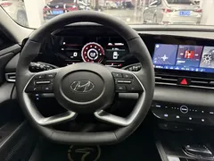 2022 Hyundai Elantra 1.5L CVT LUX Premium, белый — фото 11