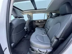 2023 Toyota Highlander 2.5L Smart Hybrid 4WD Luxury 7, белый — фото 7