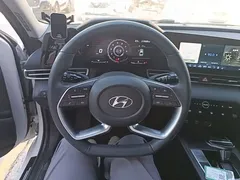 2022 Hyundai Elantra 1.5L CVT LUX Premium, белый — фото 11