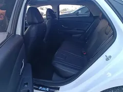 2022 Hyundai Elantra 1.5L CVT LUX Premium, белый — фото 17